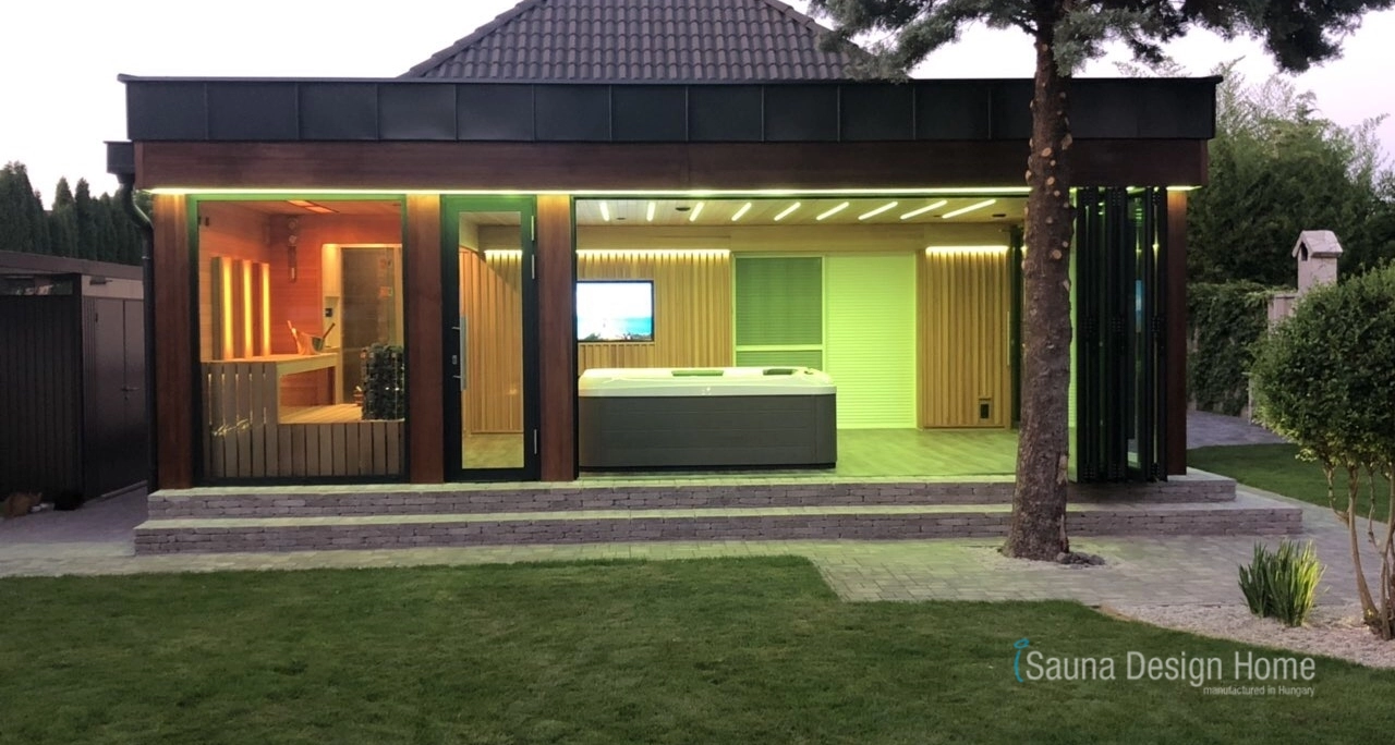 Saunahaus mit Whirlpool