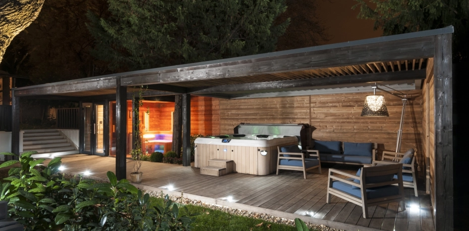 Individuelles Wellness Saunahaus mit Terrasse und Whirlpool
